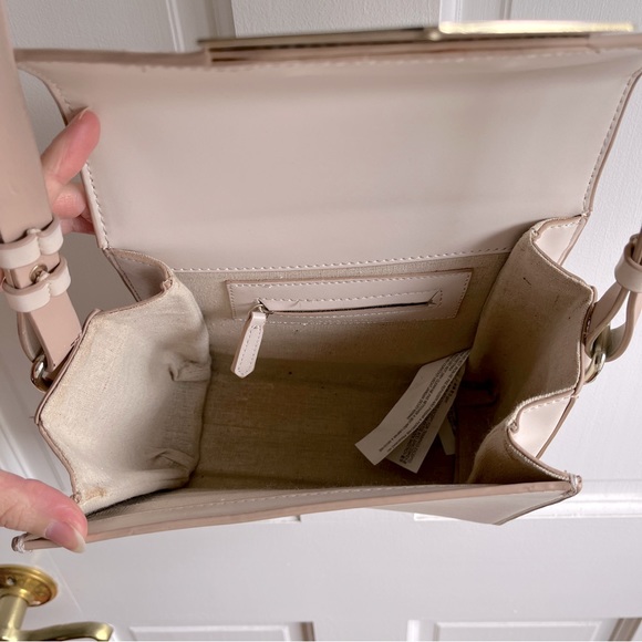 Cream Shoulder Bag with Golden Metal Clasp - Picture 10 of 16